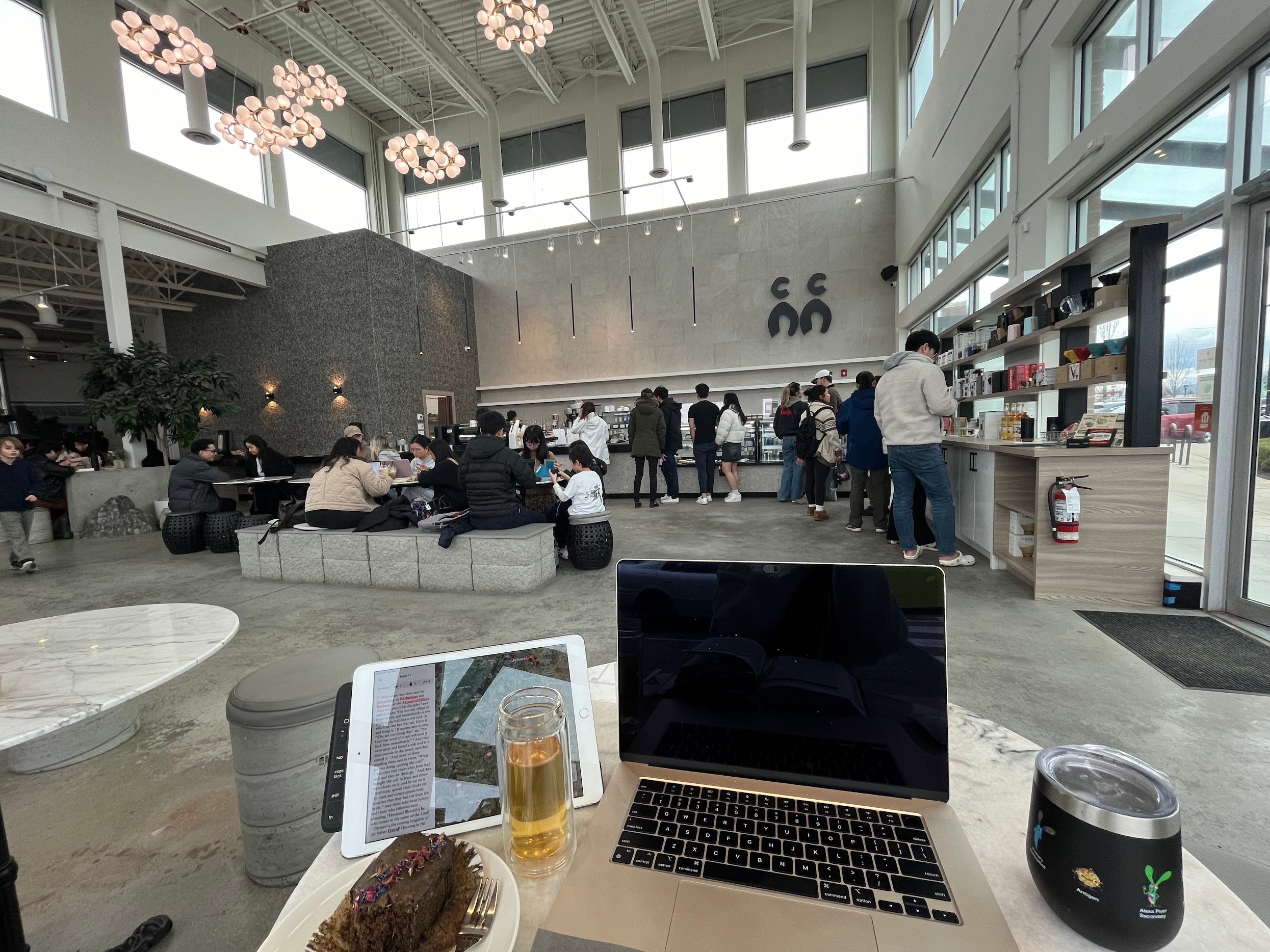 A large space that's busy on weekends, offering a good selection of pastries, baked items, cakes, and savory foods. The café gets plenty of natural light from its windows. A heads-up: baked goods typically sell out by 3 PM on weekends!