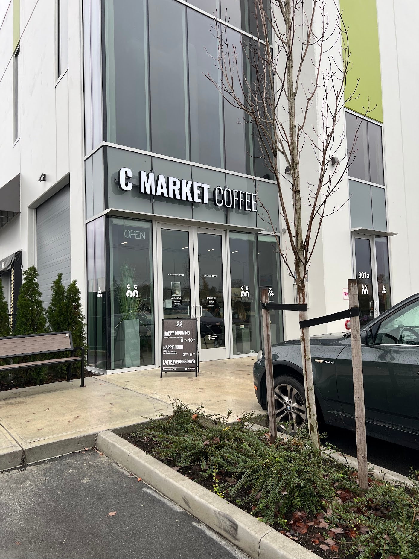 C Market Coffee in the industrial district offers surprisingly good coffee, with a modern and bright ambiance. The service was also friendly, making it a great spot for office and warehouse workers nearby to enjoy coffee and baked goods.